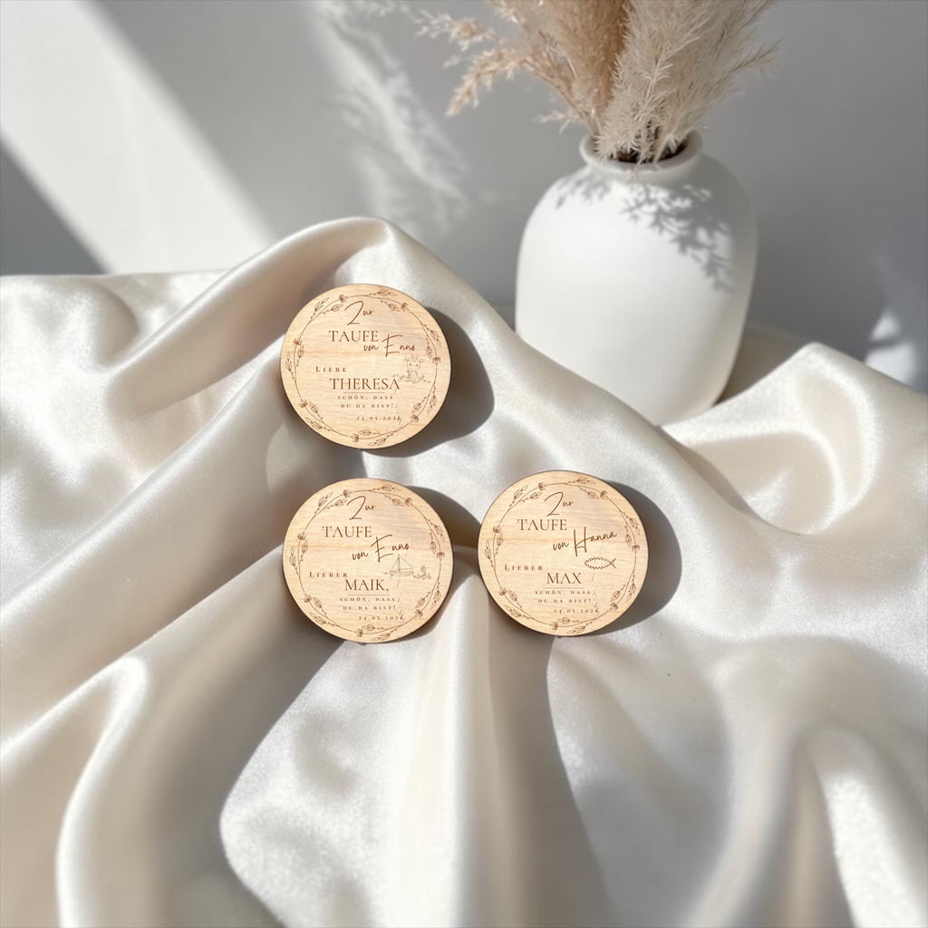 Gastgeschenk Taufe mit Name aus Holz – Platzkarte Taufe personalisiert
