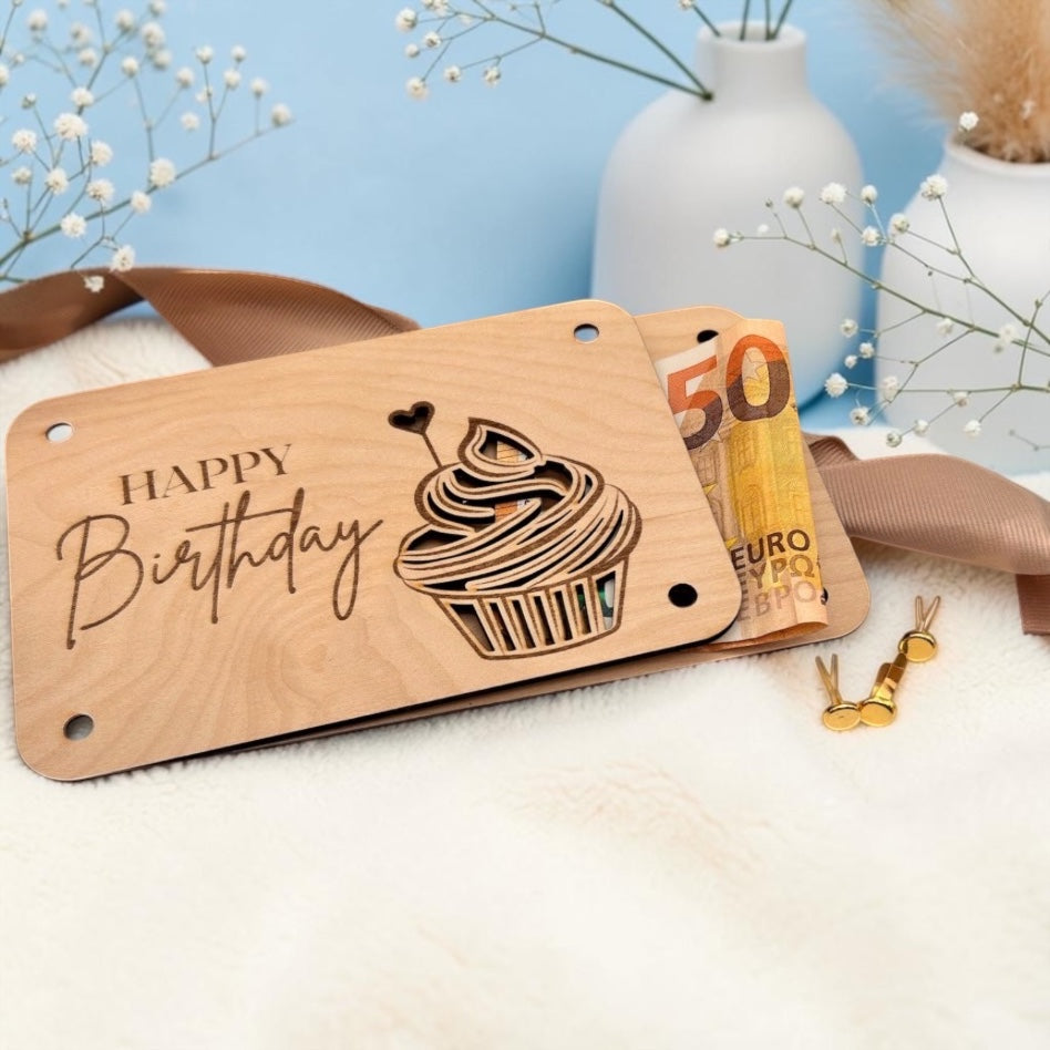 Geldgeschenk Geburtstag aus Holz – personalisiert mit Gravur