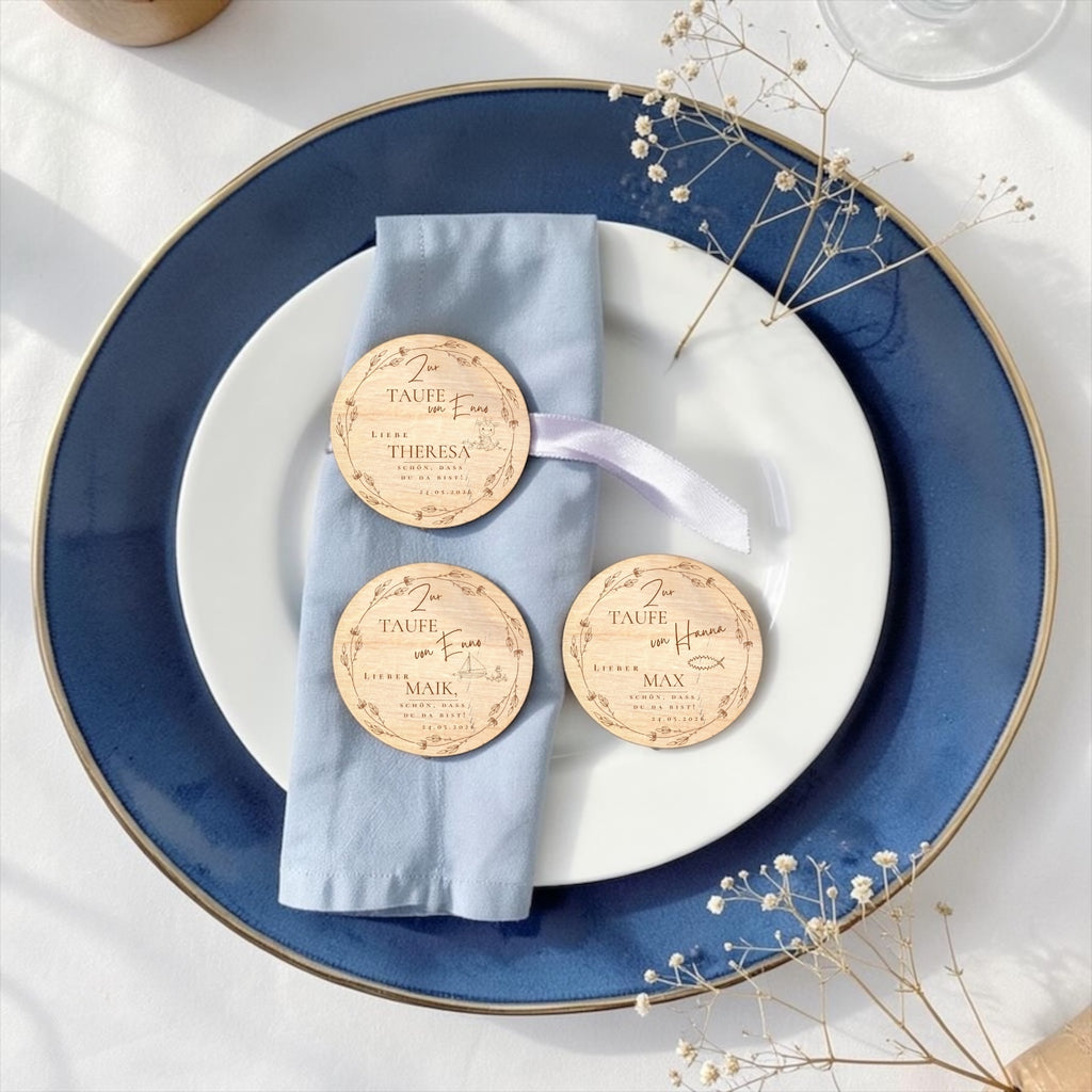 Gastgeschenk Taufe mit Name aus Holz – Platzkarte Taufe personalisiert
