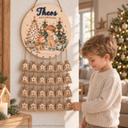 Junge mit Theos Adventskalender – mit KI in Szene gesetzt