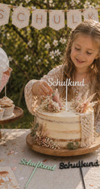 Weißer Schulkind Caketopper auf Torte zur Einschulung mit Mädchen bei der Feier