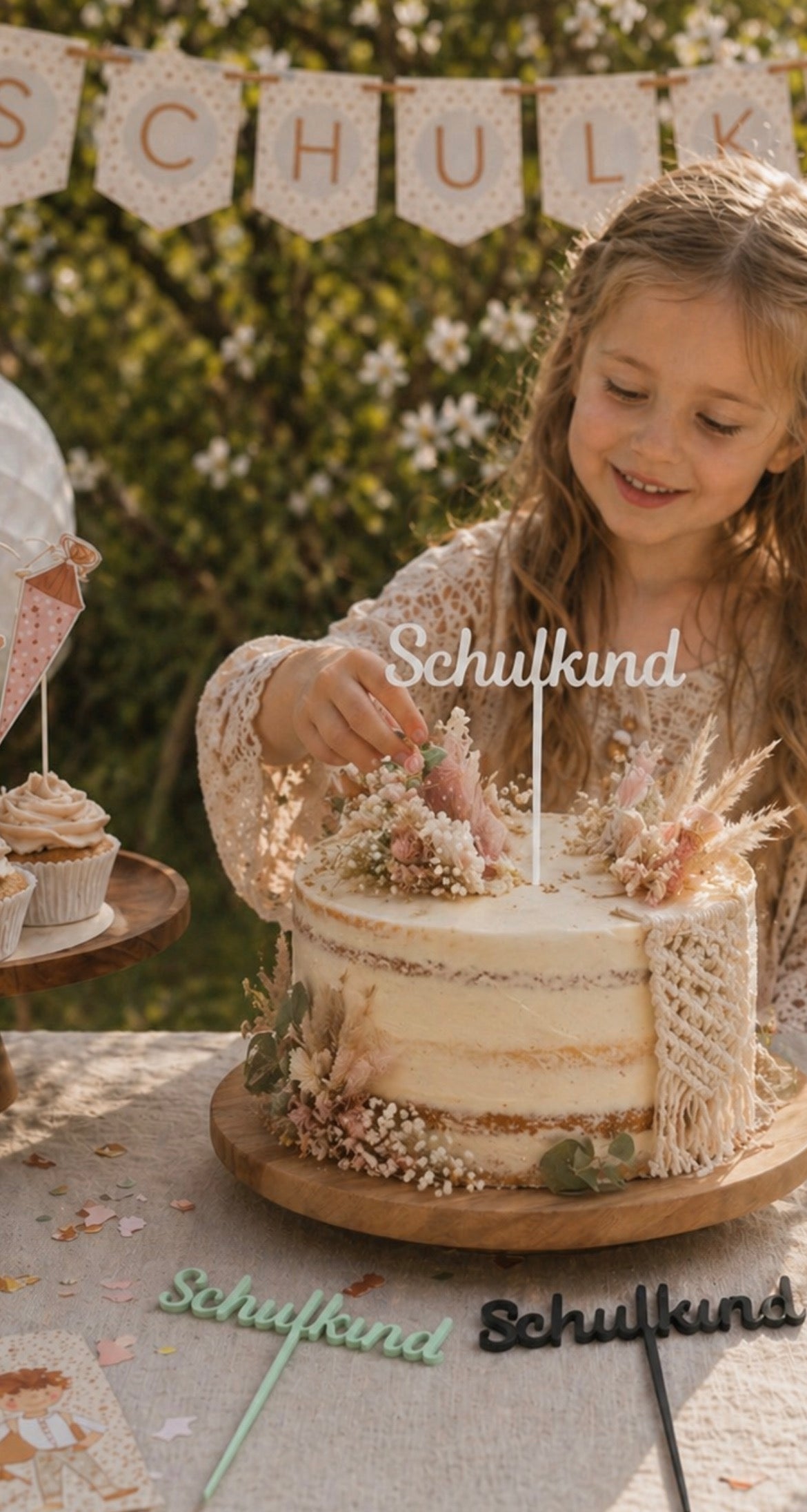 Weißer Schulkind Caketopper auf Torte zur Einschulung mit Mädchen bei der Feier