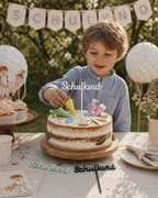 Weißer Schulkind Caketopper auf Torte zur Einschulung mit Mädchen bei der Feier