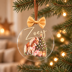 Transparente Acryl-Weihnachtskugel mit 3D-Name Zoey und Pony-Weihnachtsmotiv, mit KI am Weihnachtsbaum in Szene gesetzt