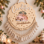 Carlottas Adventskalender in weihnachtlicher Umgebung – Originalprodukt, mit Hilfe von KI dargestellt
