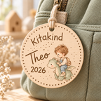 Kita-Anhänger im Design Punkte mit Junge auf einem Drachen und Beispielname Theo an einem Rucksack