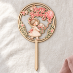 Vollständiger Caketopper aus Lindenholz mit Steckstab, Mädchen, Häschen, Wimpelkette und Happy Birthday – Produktvisualisierung