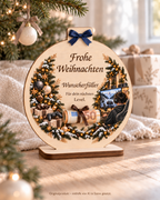 Weihnachtlicher Gaming-Geldaufsteller aus Lindenholz mit UV-Druck, Gravur und dunkelblauer Schleife; KI-Szenenbild