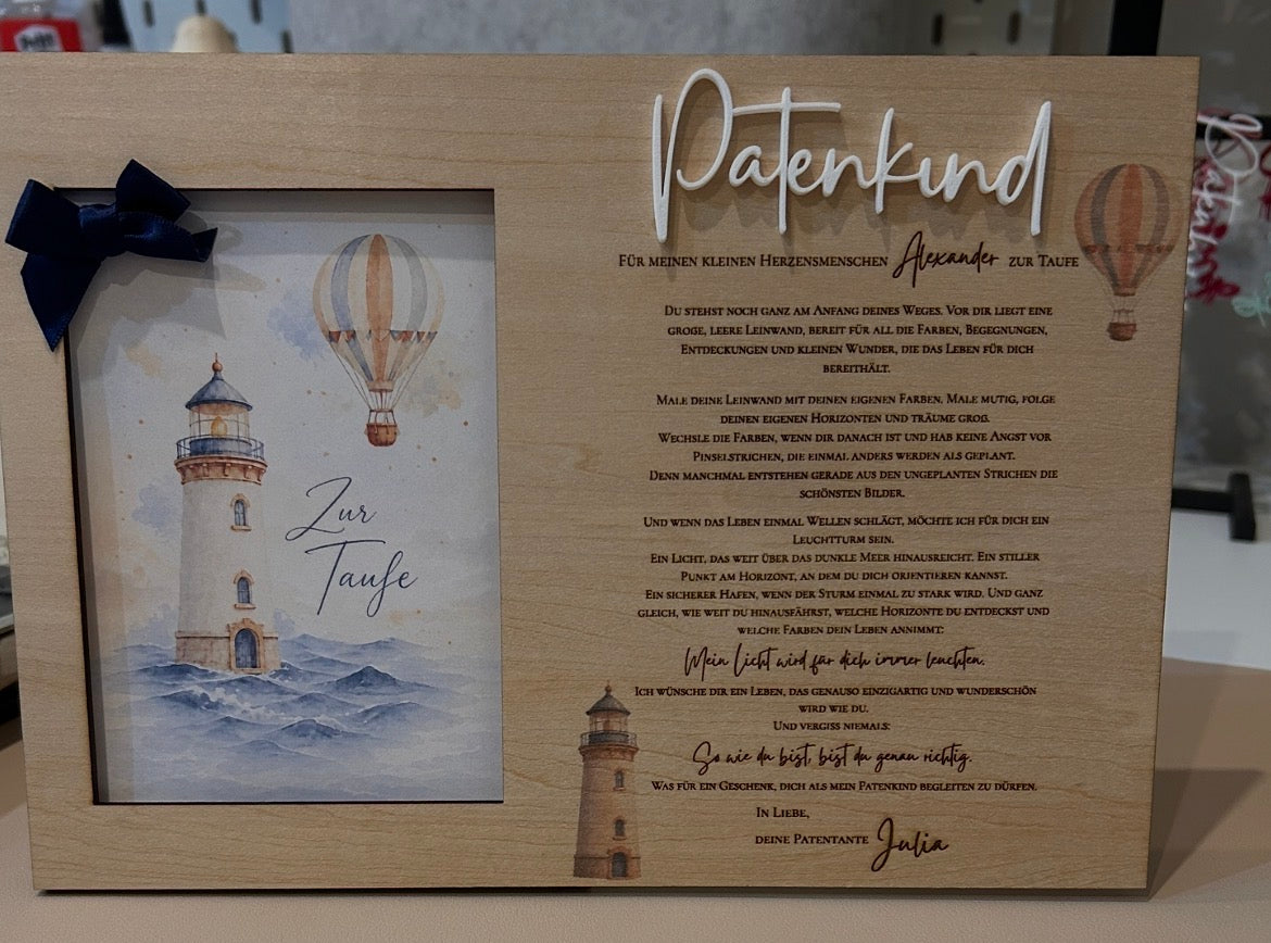 Patenbrief aus Holz mit Leuchtturmmotiv, graviertem Text und weißem Schriftzug Patenkind.