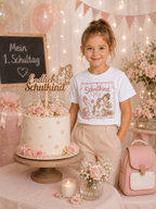 Mädchen trägt weißes Einschulung Shirt Schulkind 2026 mit Einhorn Motiv zur Einschulungsfeier