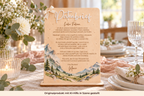 Patenbrief aus Holz mit graviertem Text, Bergen in Aquarellfarben, Schleife und Ständer auf einem Tauftisch. Originalprodukt mit KI-Hilfe in Szene gestellt.