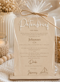 Personalisierter Patenbrief aus Holz mit Ständer, weißer 3D-Schrift und Bootmotiv; abgebildet mit optionaler Folienverpackung