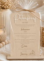 Personalisierter Patenbrief aus Holz mit Ständer, weißer 3D-Schrift und Bootmotiv; abgebildet mit optionaler Folienverpackung