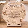 Runder Patenbrief fürs Patenkind aus Holz mit weißem 3D-Schriftzug, Herz- und Blättergravuren und persönlichem Versprechen