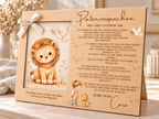 Aufgestellter personalisierter Holz-Fotorahmen für Emil mit Löwe, Taube und Patenversprechen von Patin Caro