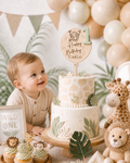 Personalisierter Caketopper aus Lindenholz mit Affe, Name Carlo und grüner PLA-Zahl 1 auf Safari-Geburtstagstorte zum ersten Geburtstag.