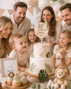 Familie und Kinder feiern den ersten Geburtstag mit Safari-Torte, personalisiertem Caketopper Carlo aus Lindenholz und grüner PLA-Zahl 1.