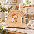 Arche Noah Geldgeschenk zur Taufe aus Lindenholz mit Löwe, Taube, Regenbogen und graviertem Spruch; ohne 3D-Namen. KI-Visualisierung.