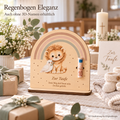 Regenbogen Eleganz Geldgeschenk zur Taufe aus Lindenholz mit Löwe, Taube und Gravurpunkten auf dem Geschenketisch. KI-Visualisierung.