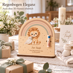 Regenbogen Eleganz Geldgeschenk zur Taufe aus Lindenholz mit Löwe, Taube und Gravurpunkten auf dem Geschenketisch. KI-Visualisierung.